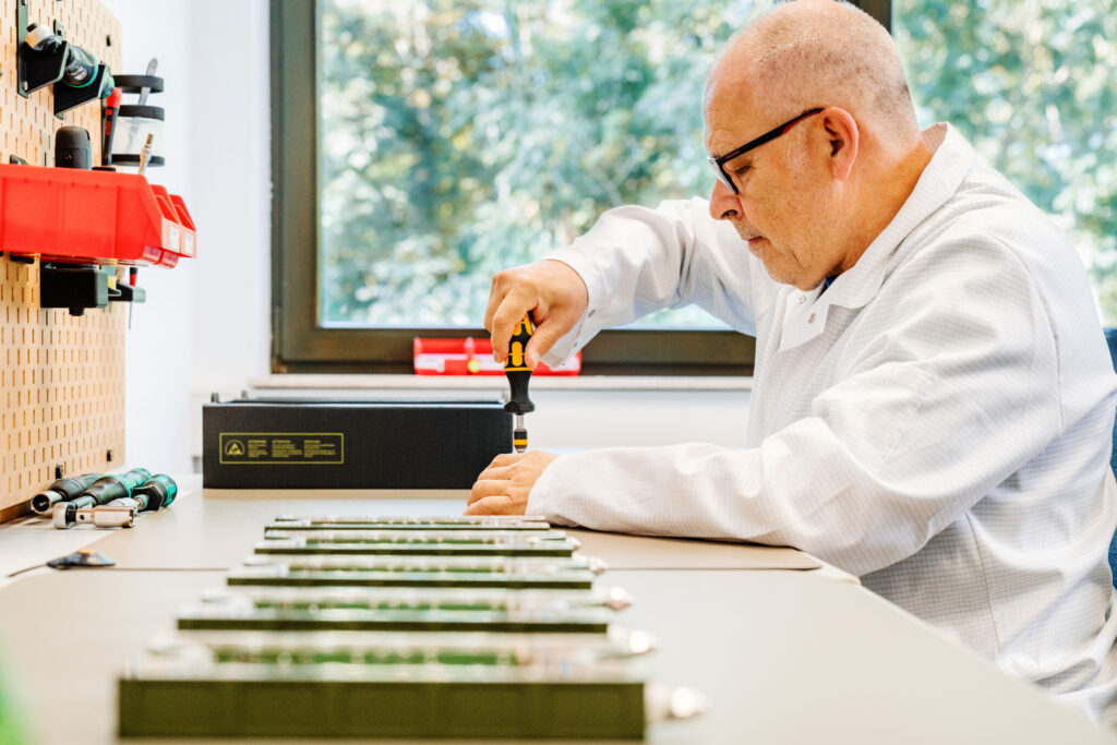 Mitarbeiter bei der Serienfertigung von Elektronik