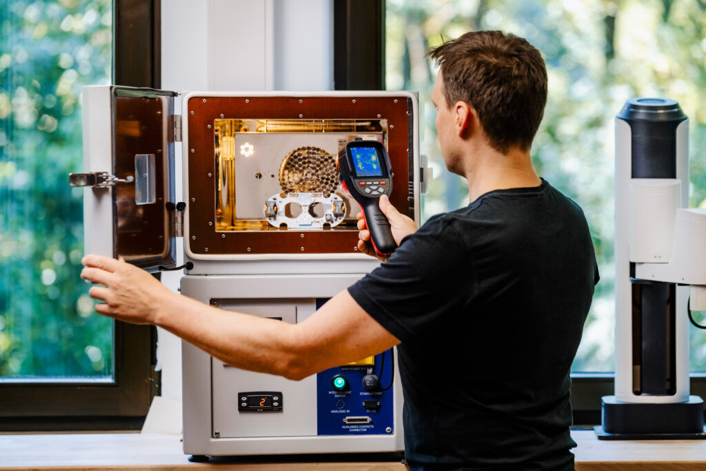 Sebastian Reger prüft Elektronik