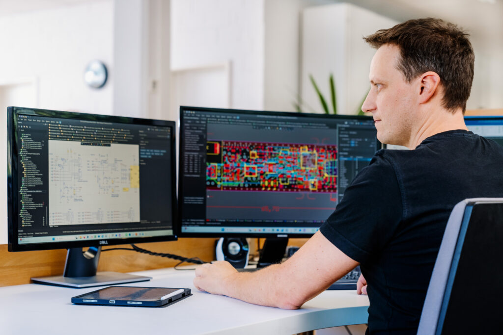 Geschäftsführer Sebastian Reger bei der Elektronikentwicklung.