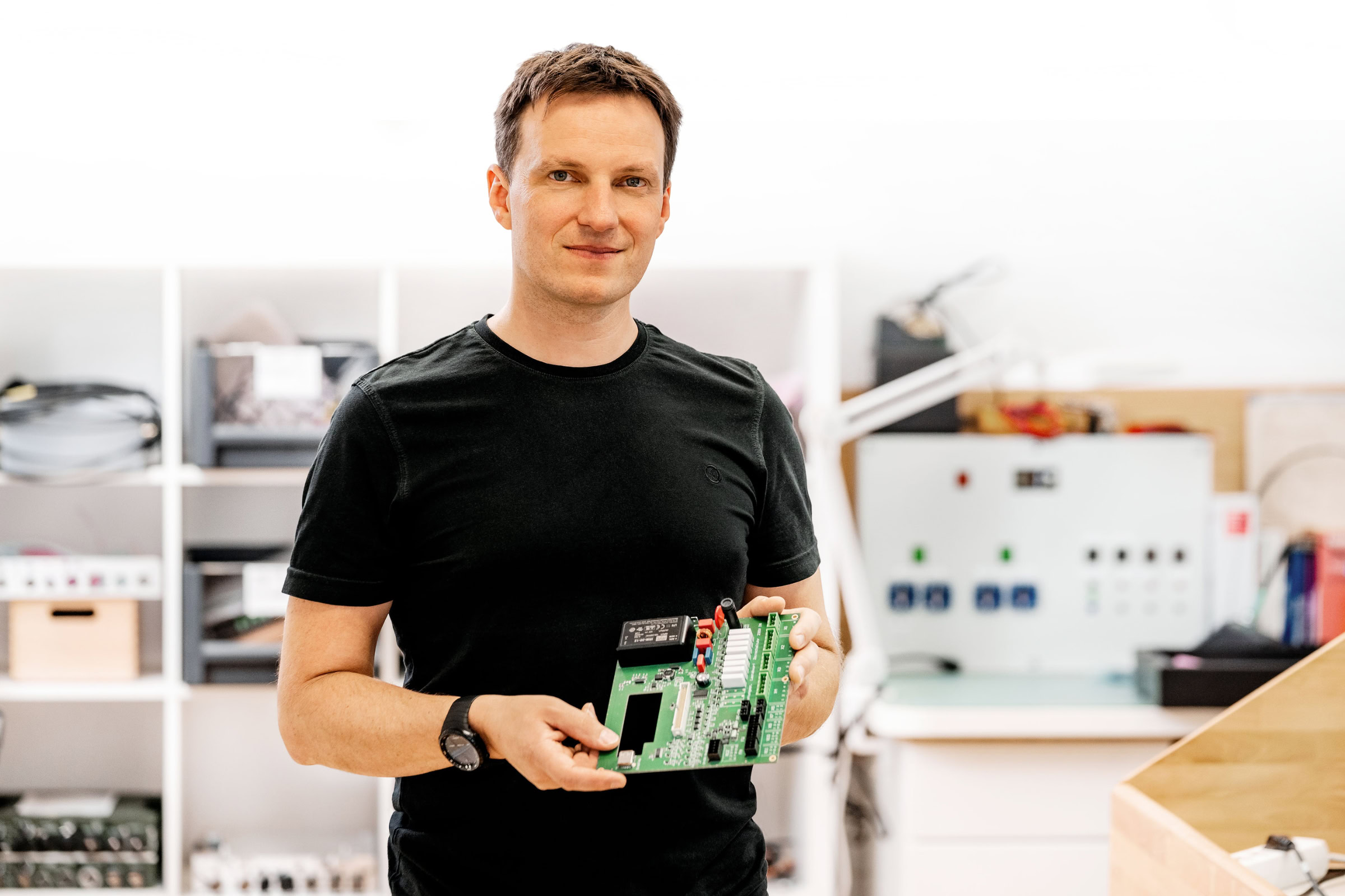 Sebastian Reger (Geschäftsführer des Projektraum Reger GmbH – Dienstleister für Elektronikentwicklung) zeigt entwickelte Elektronik.